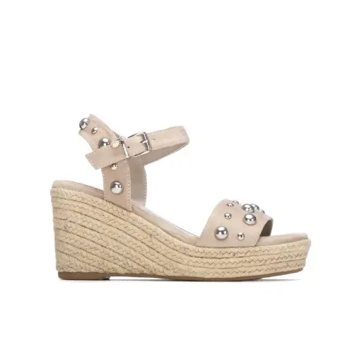 SANDALIA CUÑA TACHAS
